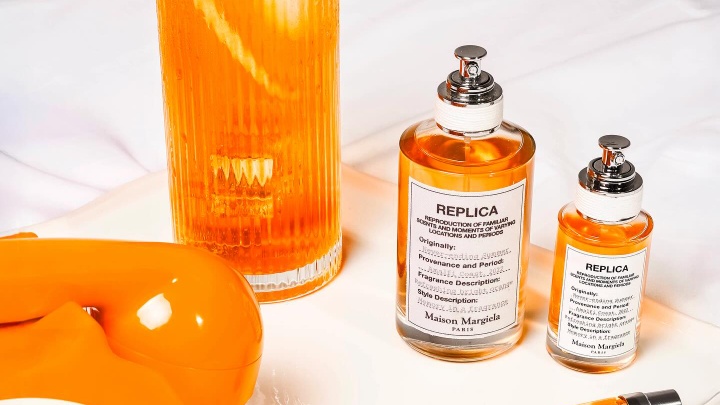 Image of Bohoboco fragrance in a glass with cherries